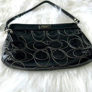 Adorable NWOT Coach wristlet